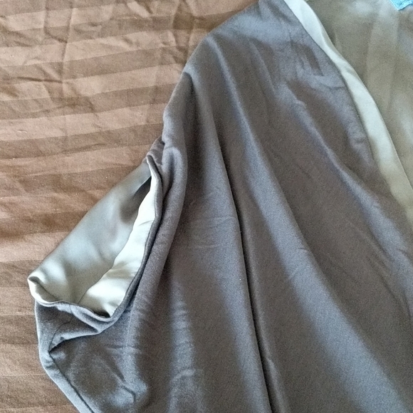 Silver-Gray Vera Wang cape - Picture 4 of 6